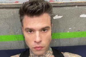 Sanremo 2026, il gesto di Fedez scatena il caos: la denuncia social dall'Ariston