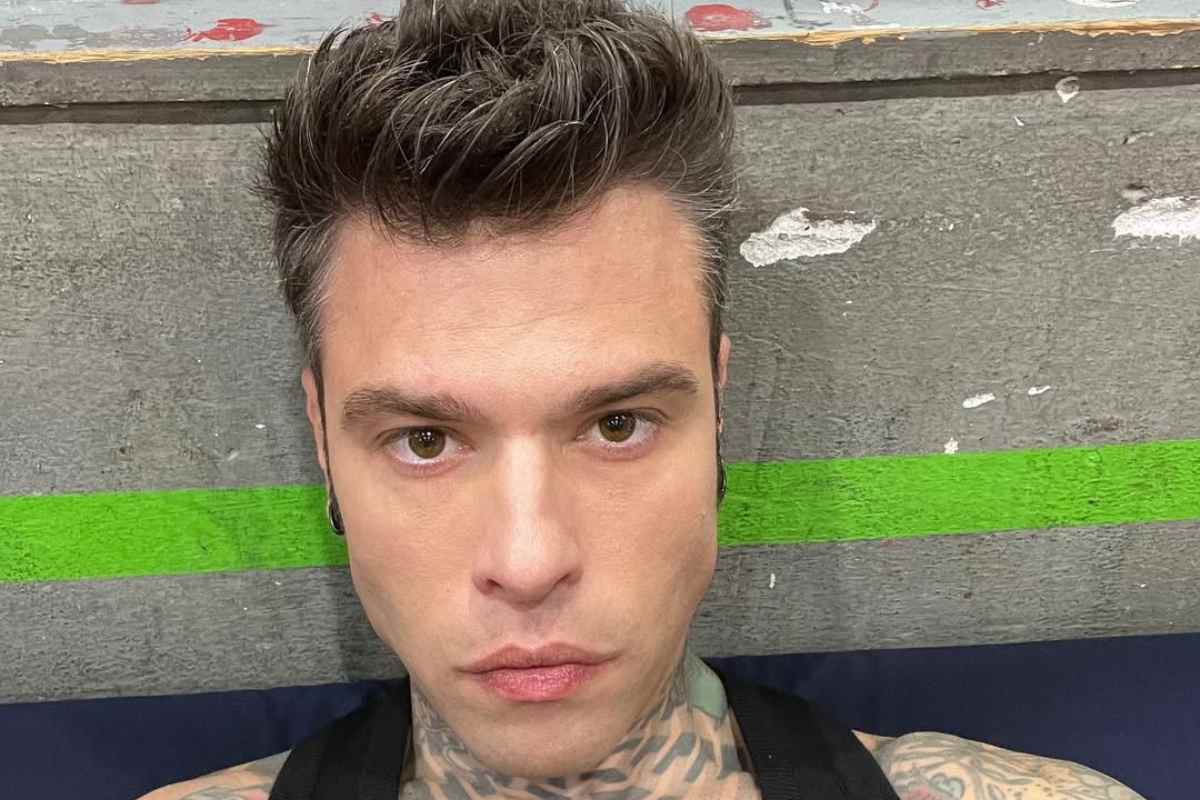 Sanremo 2026, il gesto di Fedez scatena il caos: la denuncia social dall'Ariston