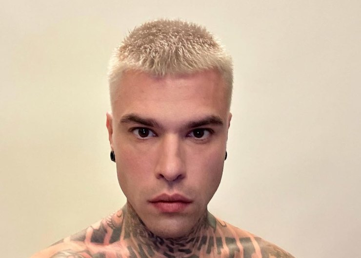 Sanremo 2026, il gesto di Fedez scatena il caos: la denuncia social dall'Ariston