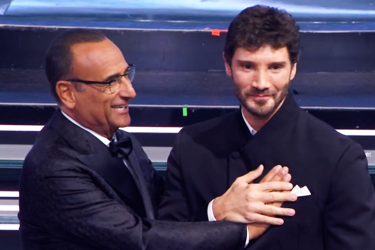Sanremo 2027, l’errore di Carlo Conti che si ripercuoterà su De Martino: la previsione di Fiorello