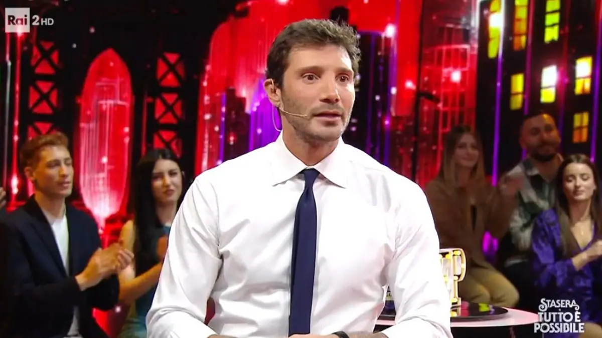 Negli ultimi mesi il nome di Stefano De Martino è tornato più volte al centro delle indiscrezioni televisive. Dopo voci insistenti su un possibile addio e un futuro diverso per il conduttore campano, la situazione sembra aver preso una direzione inattesa. Un annuncio che aveva fatto discutere pubblico e addetti ai lavori è stato seguito da una decisione che ha cambiato gli equilibri.Secondo quanto riportato da LaNostraTv, infatti, la Rai avrebbe scelto di rivedere i piani iniziali, bloccando di fatto l’ipotesi di una chiusura definitiva. Al contrario, il programma tornerà con una nuova edizione e alla guida ci sarà ancora una volta proprio l’ex ballerino di Amici, ormai volto consolidato dell’intrattenimento di prima serata. Affari Tuoi rinnovato: Stefano De Martino confermato e studio più grande La notizia principale riguarda il ritorno di Affari Tuoi, che si prepara a una nuova stagione con Stefano De Martino al timone. Dopo le indiscrezioni circolate lo scorso anno su un suo possibile addio, la Rai ha invece confermato la volontà di proseguire con il conduttore. Non solo. Sempre secondo quanto riportato, il programma dovrebbe beneficiare di uno studio più grande rispetto alla precedente edizione. Un segnale chiaro di continuità e investimento da parte dell’azienda di Viale Mazzini. La scelta di ampliare lo spazio scenico rappresenta un elemento significativo nella costruzione della nuova stagione televisiva. La scorsa stagione era stata caratterizzata da ottimi risultati in termini di ascolti, elemento che avrebbe contribuito alla decisione di rinnovare il format. L’ipotesi di un cambio alla conduzione, che sembrava certa fino a qualche tempo fa, è stata quindi superata dai fatti. Per Stefano De Martino, si tratta di un’ulteriore conferma nel suo percorso professionale. Negli ultimi anni il conduttore ha consolidato il proprio ruolo all’interno del palinsesto Rai, passando da esperienze legate all’intrattenimento leggero a prime serate di grande visibilità. La conduzione di Affari Tuoi ha rappresentato un passaggio importante nella sua crescita televisiva. Il ritorno del programma con una nuova edizione si inserisce nel quadro della programmazione futura della Rai, che punta su volti già noti al pubblico e su format capaci di garantire continuità negli ascolti. L’attenzione ora si concentra sui dettagli della prossima stagione e sulle eventuali novità che accompagneranno il rinnovamento dello studio. L’idea di uno spazio scenico più ampio lascia intendere un possibile arricchimento dell’impianto visivo e della messa in scena, pur mantenendo intatta la struttura del format. Al momento non sono stati diffusi ulteriori particolari, ma la conferma della presenza di Stefano De Martino rappresenta il punto fermo da cui ripartire. Dopo mesi di indiscrezioni e supposizioni, la situazione appare quindi più definita: la Rai ha scelto la continuità, confermando uno dei suoi volti più seguiti. E mentre si attende l’avvio della nuova edizione, l’attenzione resta alta su quello che sarà il prossimo capitolo di questa collaborazione televisiva.